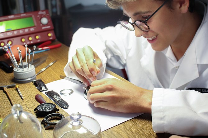 À Maurice Watch Workshop in Zurich - Your hands-on assembly: dress up, use magnification, take photos