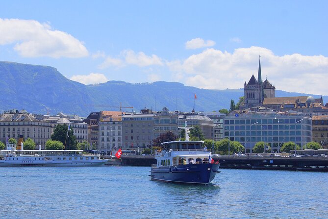 Audioguided sightseeing cruise of Geneva - Board comfort, restroom, and what to expect from onboard refreshments