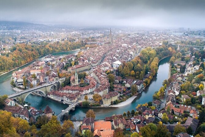 Bern Highlights and Hidden Gems Walking Tour With A Guide - Stop 1: Bundesplatz and the Bundeshaus green dome moment