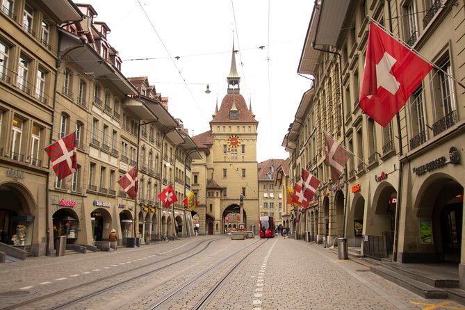 Best Intro to Bern in 2 hours with a Local - Meeting at Christoffelapotheke, Then a Smart Start at Bundeshaus
