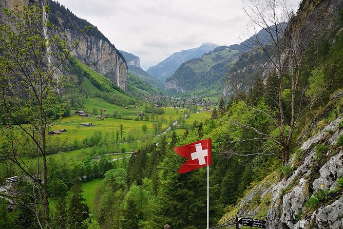 Best of Bernese Oberland Tour from Interlaken - Stop 1: Lake Lungern for quick photos and big-water calm