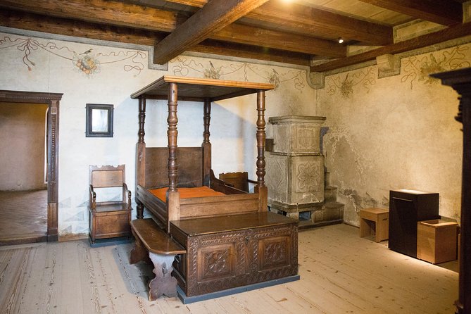 Chillon Castle Entrance Ticket in Montreux - Rules you should know: strollers, pets, dress code, and lockers