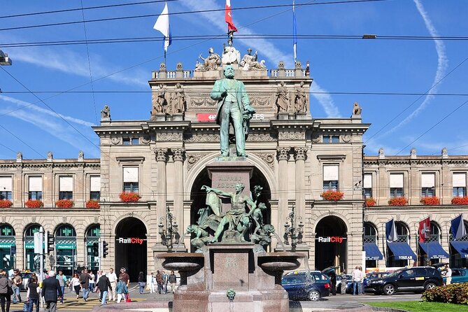 City tour Zurich with the city whispers from CHF 21.00 - Münsterhöfli and Fraumünster, houses, courtyards, and meaning