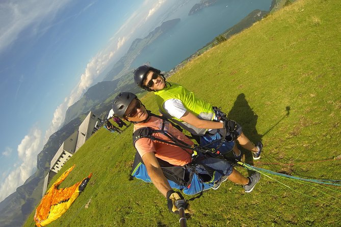 Discovery Flight Lucerne-Engelberg - What’s Included in Your Safety Gear and Tandem Setup