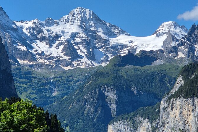 Easy countryside tour in Swiss Alps - kids friendly - Staubbachbankli Wengen viewpoint: cliff animals and record waterfalls