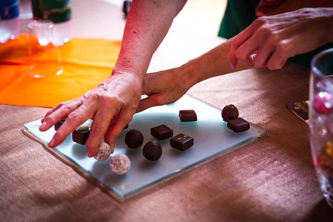 Lucerne CH Experience: Cheese, Chocolate, Chapel Bridge & Château - A two-hour Lucerne plan that mixes food with real sights