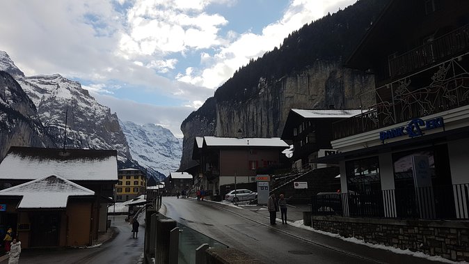 Mt. Schilthorn & Mürren Small Group Day Trip from Interlaken - The route from Interlaken: trains, bus, and the aerial tram workflow