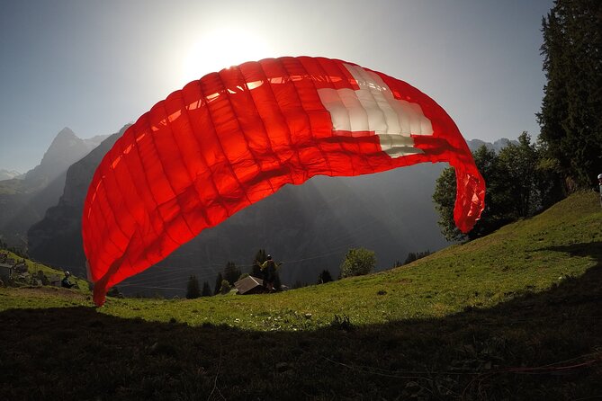 Mürren: Paragliding over the Lauterbrunnen Valley - Landing at Stechelberg and heading back to Lauterbrunnen