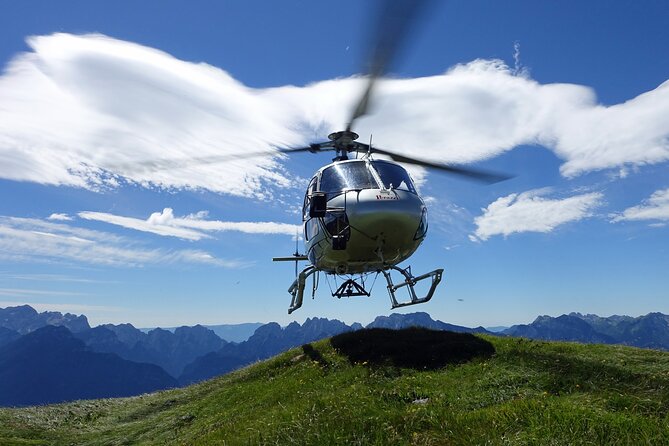 Private helicopter flight to Stockhorn mountain, with view to the Swiss Alps - Wimmis castle at the foot of Niesen