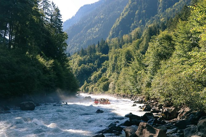 River Rafting Lütschine in Bernese Oberland - On the water: how paddling works in class III-IV rapids