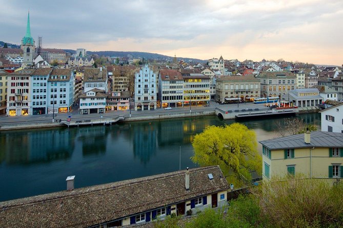 Zurich Walking Tour With Cruise and Aerial Cable Car - Stop 3: Lindenhof Hill Photo Pause